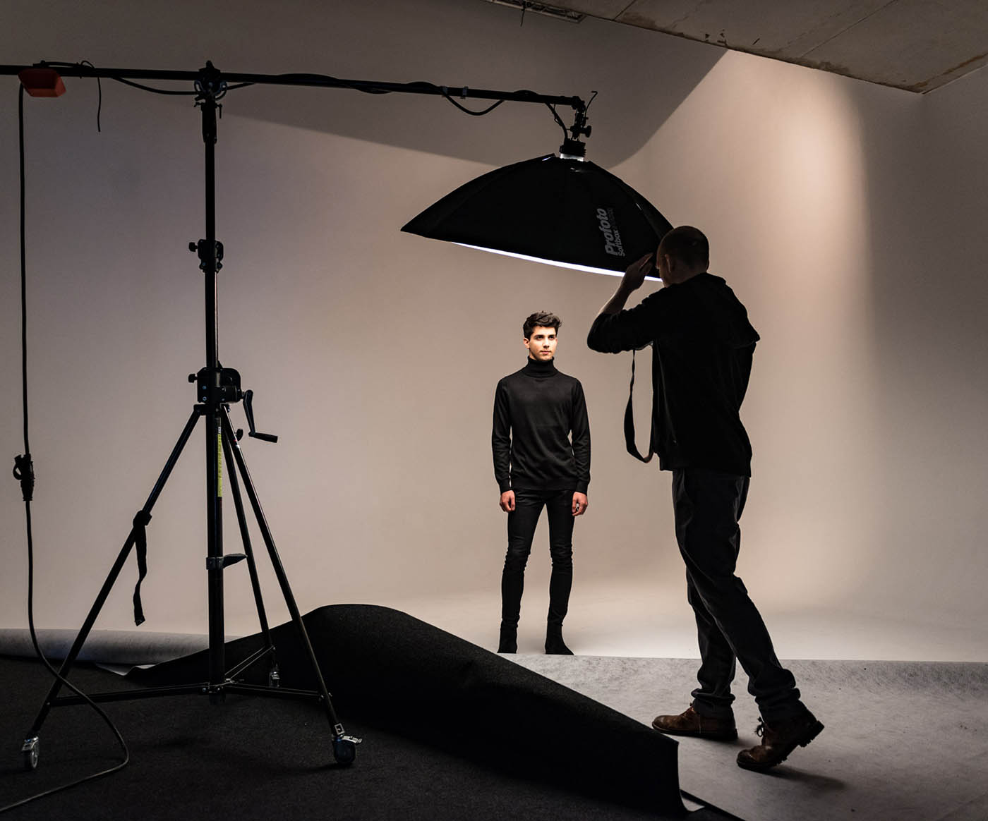 Bild im Studio. Model wird fotografiert.